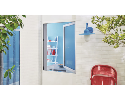 Aussenansicht mit geöffnetem Fenster und Insektenschutzgitter