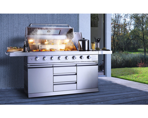 Grillküche aus Edelstahl mit geöffnetem Deckel und Grillgut