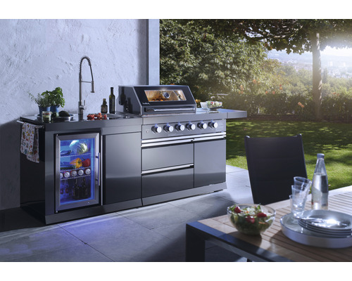 Outdoor-Küche mit Grill, Spüle und Kühlschrank auf einer Terrasse