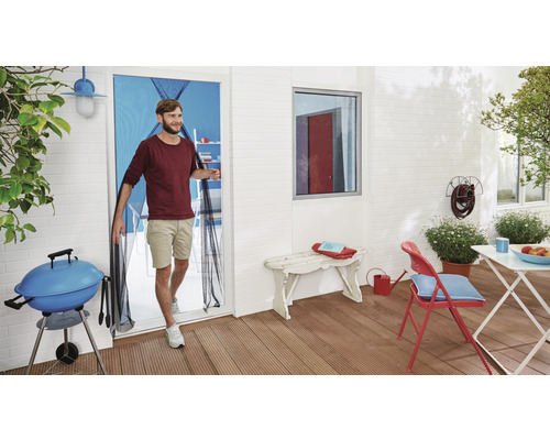 Espace extérieur avec homme, rideau anti-insectes, barbecue et mobilier de jardin