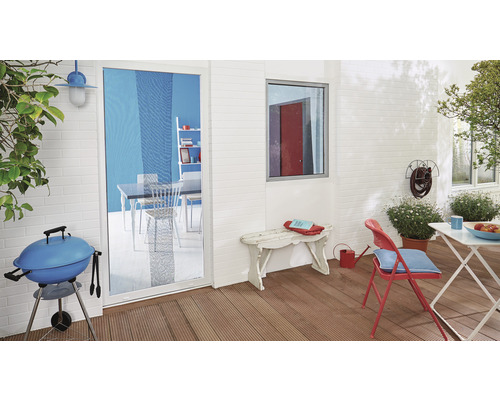 Terrasse avec barbecue, mobilier de jardin et vue à travers une porte de patio sur une salle à manger