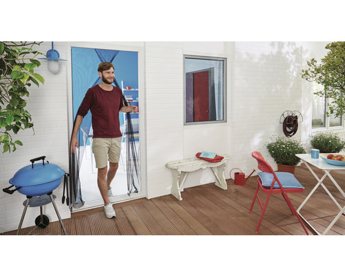 Espace extérieur avec homme, barbecue et porte moustiquaire