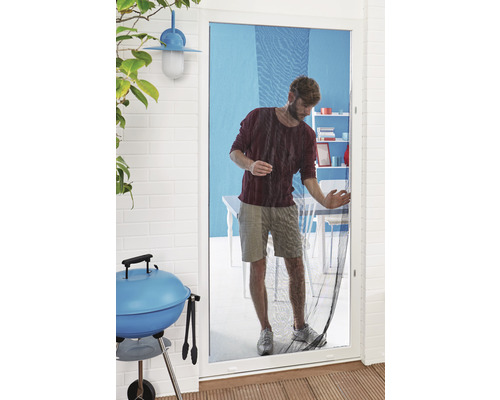 Porte anti-insectes avec un homme qui passe