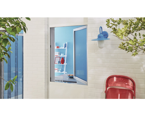 Aussenansicht mit Insektenschutzgitter vor Fenster und Tür