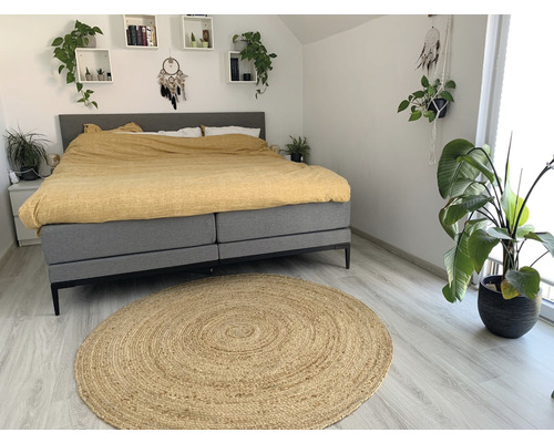 Chambre à coucher avec lit, tapis et plantes