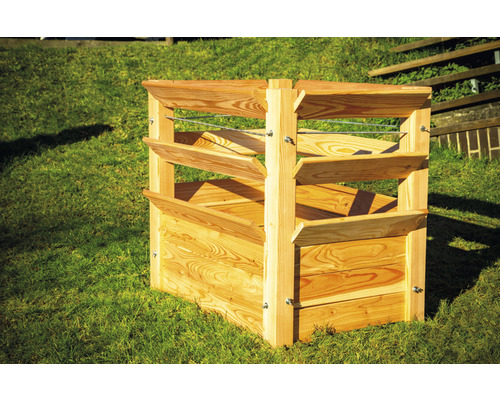 Holzkomposter auf einer Rasenfläche