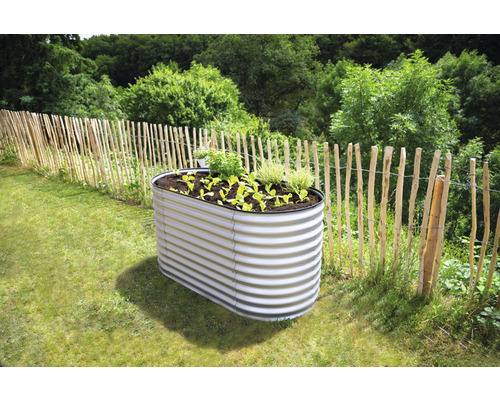 Jardinière surélevée en métal dans le jardin avec plantations