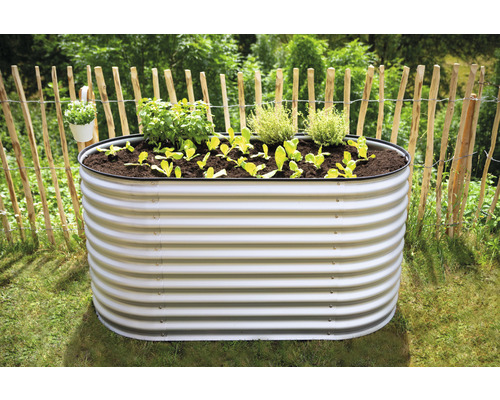 Jardinière surélevée en métal avec des plantes dans le jardin