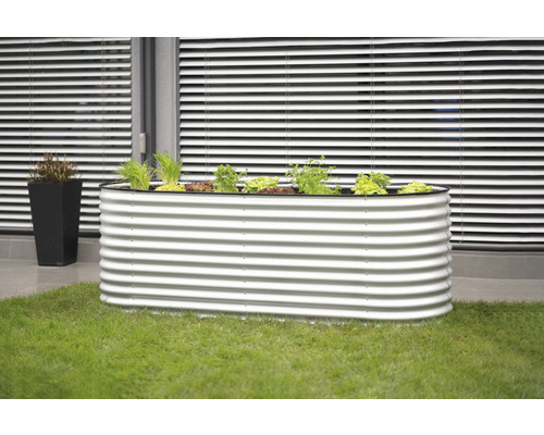 Jardinière surélevée en métal avec plantes dans le jardin