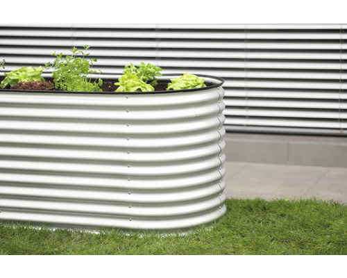 Jardinière surélevée en métal avec plantation