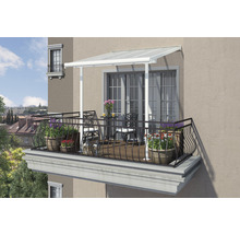 Balcon avec auvent, balustrade, table et chaises