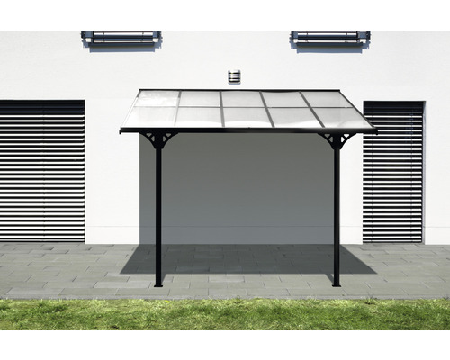 Marquise avec plaques en polycarbonate et cadre en métal devant un mur de maison blanc