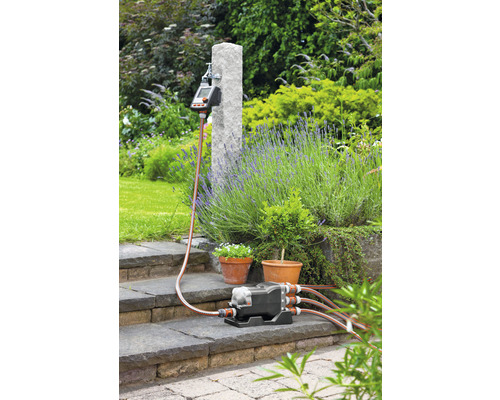 Système d''irrigation avec distributeur, programmateur d''arrosage et tuyau d''arrosage à l''extérieur