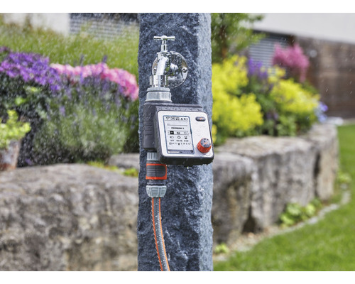 Programmateurs d''arrosage Gardena sur robinet avec raccord de tuyau dans le jardin