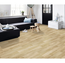 Plancher en bois clair dans un salon avec canapé, table et décoration.