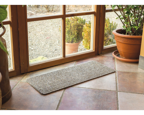 Fussmatte vor einer Terrassentür auf Fliesenboden