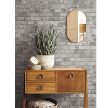 Graue Backsteintapete mit Kommode, Spiegel und Dekoration