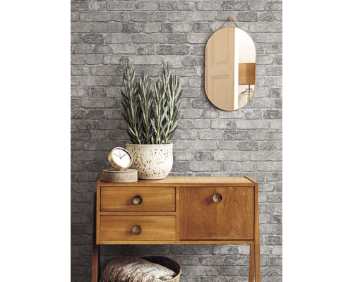 Graue Backsteintapete mit Kommode, Spiegel und Dekoration