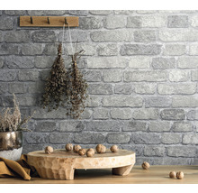 Dekorative Steinoptik Tapete mit Holzregal und Walnüssen auf Holztisch