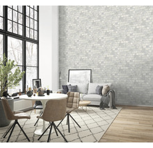 Wohnzimmer mit Esstisch, Stühlen, Sofa und gemusterter Backsteintapete