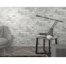 Heller Raum mit Sessel, Tischlampe und Mauer-Tapete