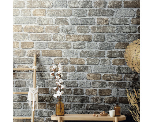 Wohnraum mit Mauerwerk Optik Tapete, Leiter und Dekorationen