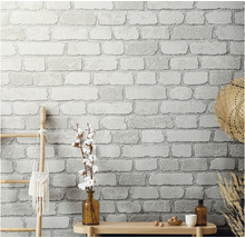 Décoration murale avec papier peint motif maçonnerie, échelle en bois et décoration