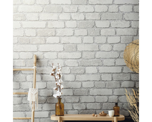 Décoration murale avec papier peint motif maçonnerie, échelle en bois et décoration