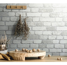 Mur en pierre décoratif avec éléments en bois et accessoires