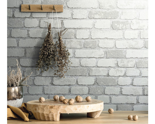 Mur en pierre décoratif avec éléments en bois et accessoires