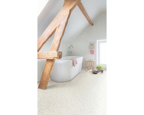 Helles Badezimmer mit Badewanne, Holzkonstruktion und strukturiertem Boden.