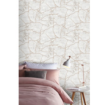 Chambre avec lit et papier peint à motif craquelé