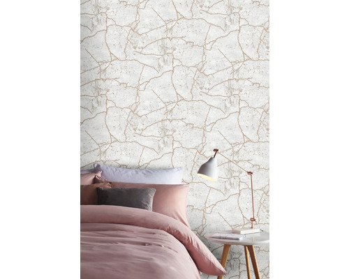 Chambre avec lit et papier peint à motif craquelé