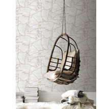 Vue d''une pièce avec un fauteuil suspendu et du papier peint à motif de fissures