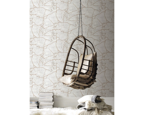 Vue d''une pièce avec un fauteuil suspendu et du papier peint à motif de fissures