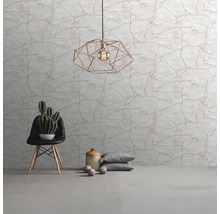 Intérieur avec papier peint gris aspect craquelé, lampe, chaise et décoration