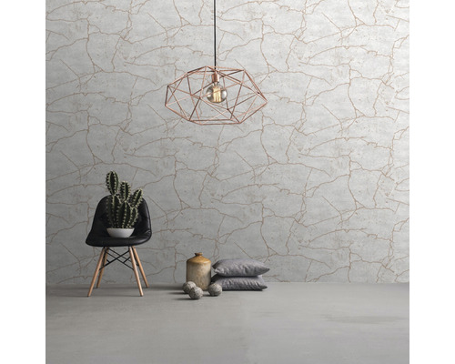 Intérieur avec papier peint gris aspect craquelé, lampe, chaise et décoration