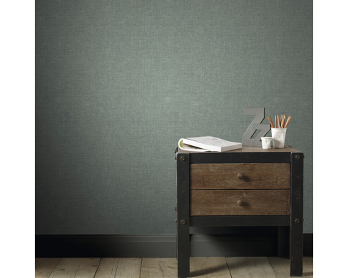 Décoration murale avec papier peint structuré sur plancher en bois avec table de chevet