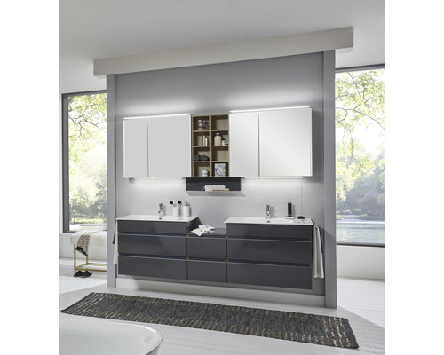 Modernes Badezimmer mit Doppelwaschtischunterschrank, Spiegelschrank und offenem Regal