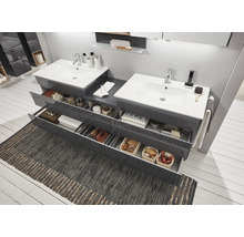 Salle de bains avec deux lavabos, meubles bas et tiroirs ouverts pour les accessoires de salle de bains