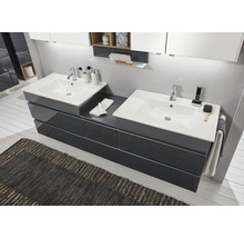 Salle de bains moderne avec double vasque, meuble sous-vasque et miroir