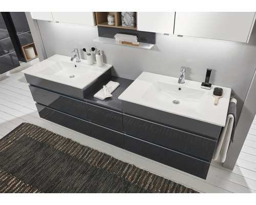 Modernes Badezimmer mit Doppelwaschtisch, Unterschrank und Spiegel