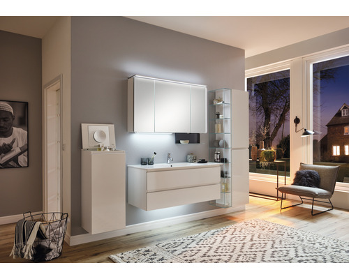 Helles Badezimmer mit Waschbecken, Spiegelschrank, Hochschrank und Sitzgelegenheit