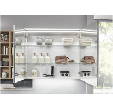 Armoire de toilette ouverte avec étagères en verre et accessoires de salle de bain