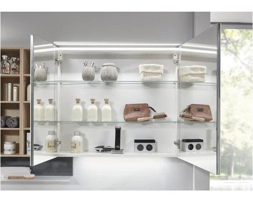 Offener Spiegelschrank mit Glasböden und Badutensilien