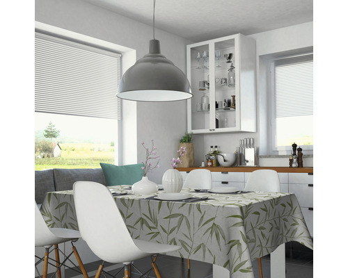 Salle à manger lumineuse avec table, chaises et nappe à motif végétal