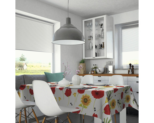 Salle à manger lumineuse avec table, chaises et nappe à motifs floraux