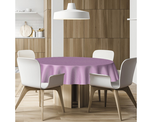 Esstisch mit karierter Tischdecke und Stühlen in einem hellen Raum.