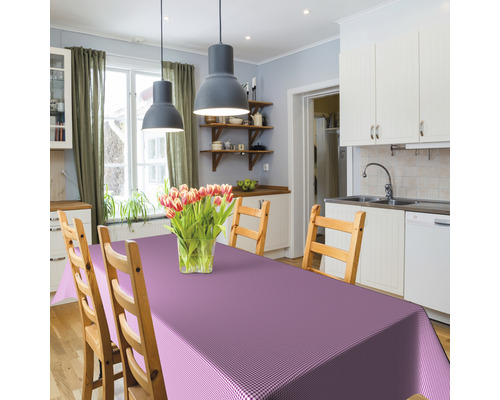 Scène de cuisine avec table, chaises et nappe