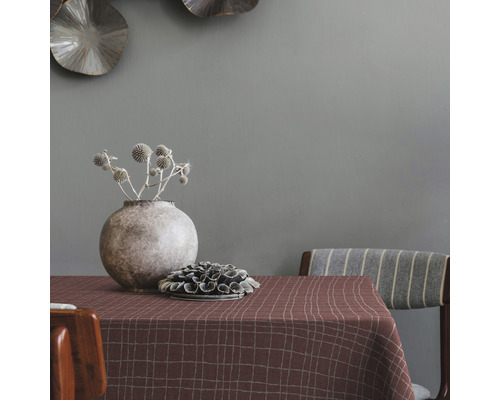 Gedeckter Tisch mit karierter Tischdecke, Vase und Dekoration